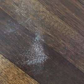 La polvere bianca cade dai mobili: infestazione di tarli del legno? ARM IT Community